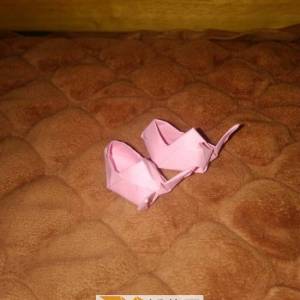 折纸小兔子鞋图解威廉希尔中国官网
 如何DIY制作出可爱纸鞋子