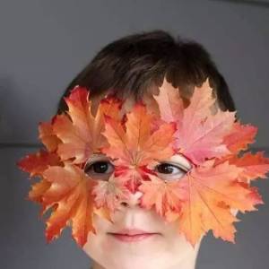 幼儿园学生使用树叶威廉希尔公司官网
制作面具的简单做法