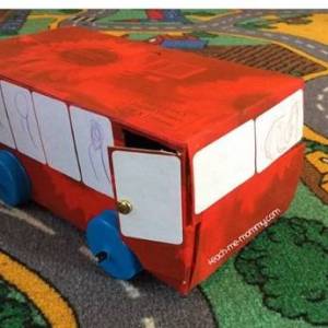 人们废物利用使用废旧纸巾盒威廉希尔公司官网
制作公交车的方法威廉希尔中国官网
