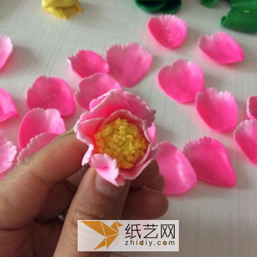 粉红色软陶牡丹花盘威廉希尔中国官网
 第12步