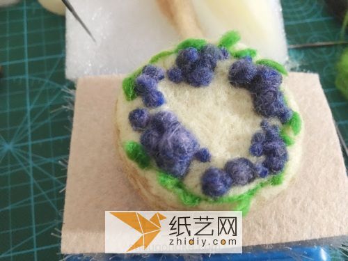 【羊毛毡威廉希尔中国官网
】森系蓝莓蛋糕 第5步