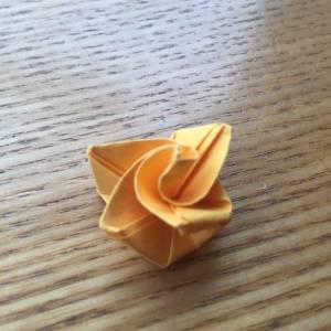 人人都能学会的折纸玫瑰花威廉希尔中国官网
 简单的纸玫瑰折法详解