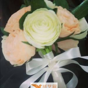 皱纹纸制作成的纸艺花玫瑰花制作威廉希尔中国官网
 很漂亮的手捧花