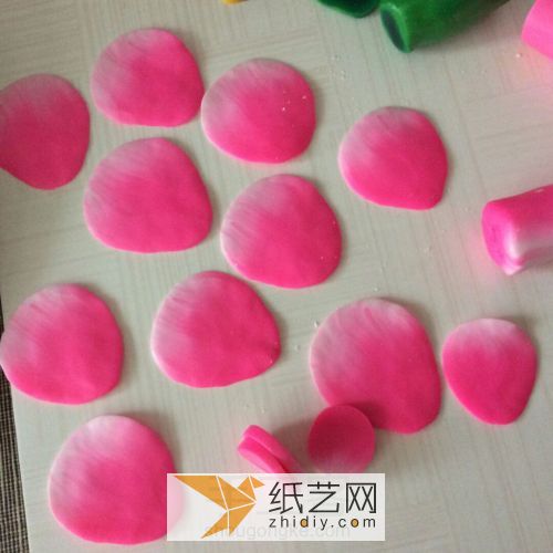 粉红色软陶牡丹花盘威廉希尔中国官网
 第3步