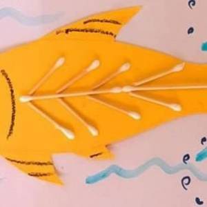 一个非常简单的幼儿卡纸小鱼粘贴画威廉希尔公司官网
制作方法