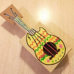 纸箱子变废为宝制作成小吉他儿童玩具制作教程
