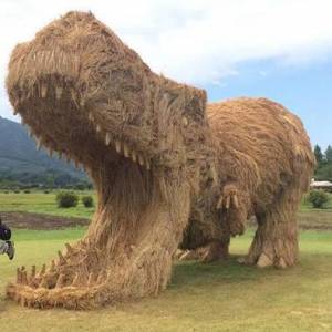 在日本稻草艺术节使用无用的秸秆制作大型雕塑