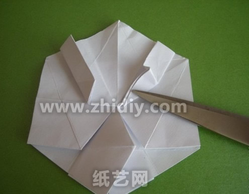 使用剪刀在威廉希尔中国官网
中是方便折纸玩家可以更清楚的看到操作后的步骤