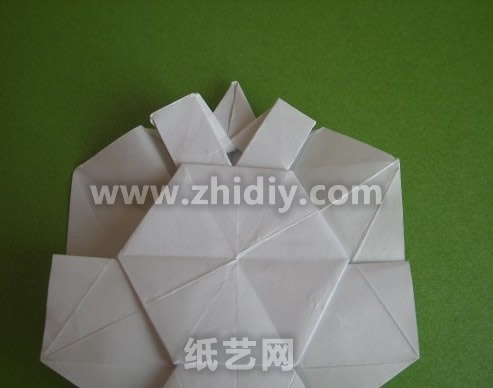 折纸蝴蝶兰纸艺花制作威廉希尔中国官网
制作过程中的第三十一步