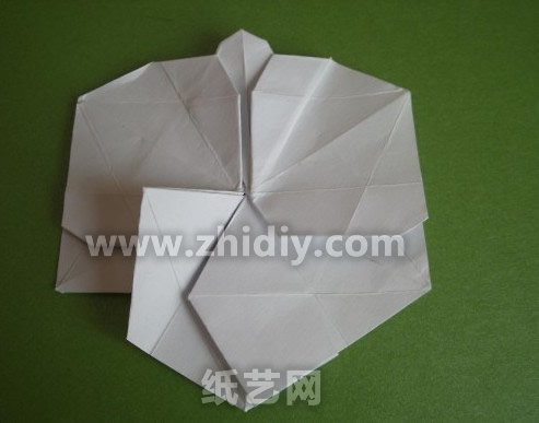 折纸蝴蝶兰纸艺花制作威廉希尔中国官网
折纸过程中的第四十六步