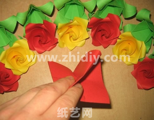 威廉希尔公司官网
折纸玫瑰制作威廉希尔中国官网
制作过程中的第十五步
