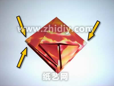 红色四瓣花折纸威廉希尔中国官网
制作过程中的第五步