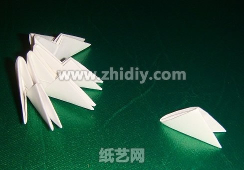 折纸三角插花瓶制作威廉希尔中国官网
制作过程中的第五步