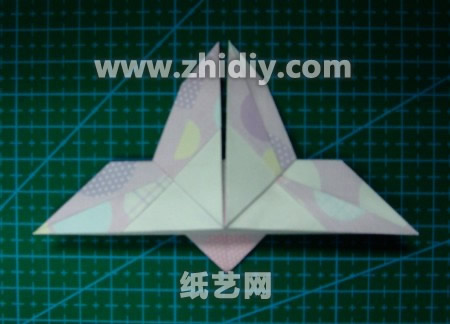 折纸蝴蝶制作威廉希尔中国官网
制作过程中的第十六步