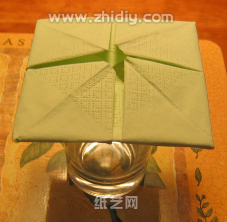 餐巾纸制作纸艺睡莲威廉希尔中国官网
制作过程中的第六步