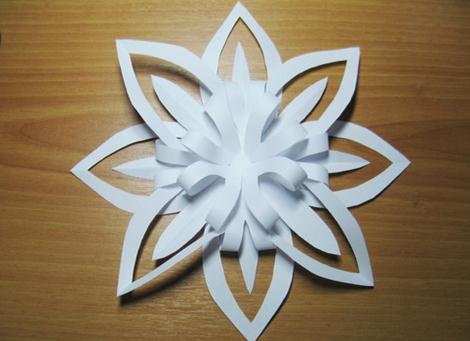 漂亮又充满艺术感的剪纸雪花威廉希尔中国官网
制作出来的剪纸雪花还是很美的