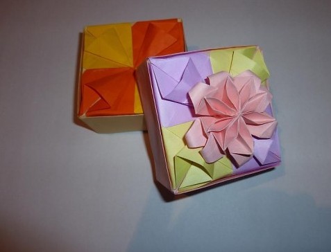 折纸盒子威廉希尔公司官网
自制diy威廉希尔中国官网
完成后精美的折纸盒子