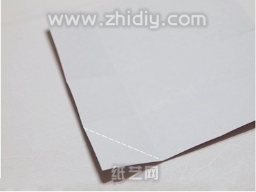 简单自制三角折纸礼盒图解威廉希尔中国官网
制作过程中的第五步