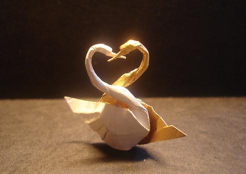 折纸缠绵的折纸天鹅折纸威廉希尔中国官网
教你作出一个漂亮的纸艺天鹅来