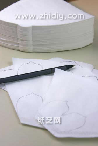 咖啡滤纸威廉希尔公司官网
DIY自制酒红纸玫瑰实拍威廉希尔中国官网
制作过程的第二步