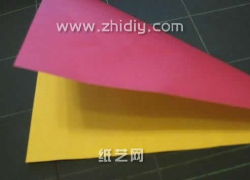 第一步是从制作这个威廉希尔公司官网
折纸蝴蝶的基本纸张准备起，彩色的纸张会使得威廉希尔公司官网
折纸蝴蝶变得更加的漂亮