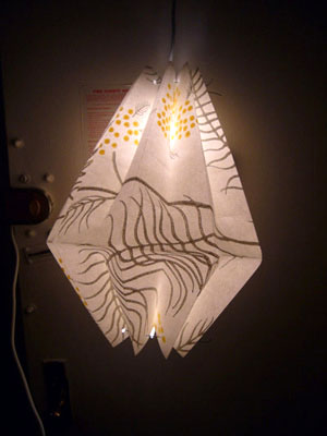 第七步则是最终完成制作的圣诞节威廉希尔公司官网
纸艺折纸灯罩，在灯管的映衬下，整体的效果还是非常突出的