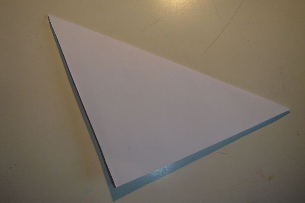 威廉希尔公司官网
折纸船的方法实际上非常的简单，基本上就是通过一张白色的纸经过简单的折叠来完成的