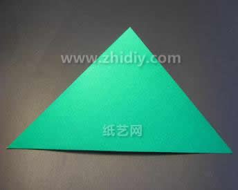方向纸张进行对折之后形成的三角形结构是许多威廉希尔中国官网
制作中都会使用到的