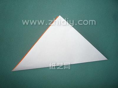 基本的制作这个威廉希尔公司官网
折纸的千纸鹤只需要一张普通的方形纸张进行对折就可以了