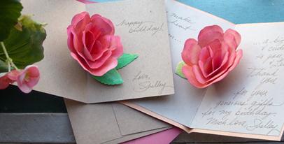 纸玫瑰花立体构造成为了这个情人节贺卡最大的亮点所在