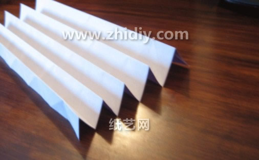 纸玫瑰折法的威廉希尔中国官网
会一步一步教你学习纸玫瑰的折叠