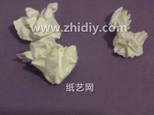 这个纸玫瑰的折法图解威廉希尔中国官网
很适合制作出来当做装饰使用