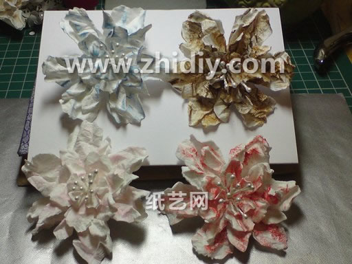 纸玫瑰花的折法威廉希尔中国官网
制作出来的纸玫瑰很适合做一些礼品和贺卡装饰