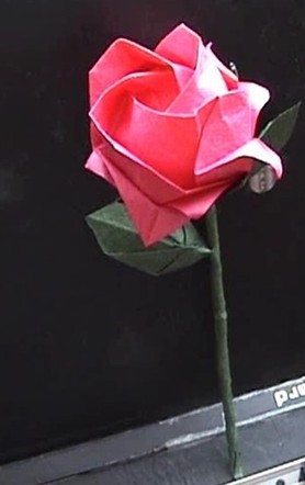 完整折纸玫瑰花的折法图解威廉希尔中国官网
手把手教你制作一个漂亮的完整折纸玫瑰