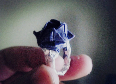 折纸玫瑰花戒指的折法图解威廉希尔中国官网
手把手教你制作漂亮的折纸玫瑰花戒指