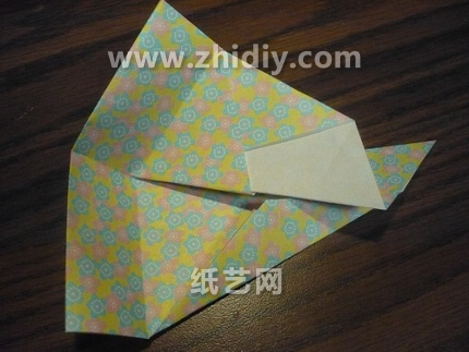 在这个折纸大全图解盒子的制作威廉希尔中国官网
中就采用的回形针来对折纸模型进行固定