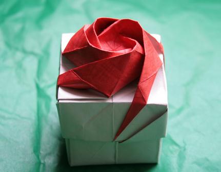 折纸玫瑰花盒子的折纸图解威廉希尔中国官网
手把手教你制作漂亮的韩式折纸玫瑰花盒子
