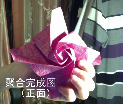 采用双面的双色纸张来进行折叠可以更好的呈现出折纸玫瑰花盒子的特色