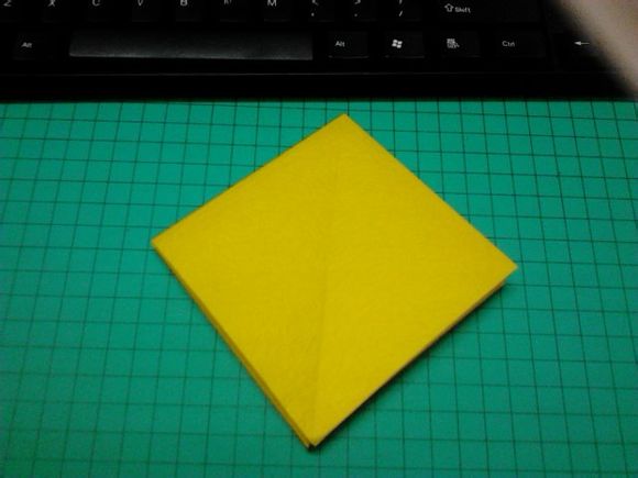 折纸八瓣花是折纸花制作中比较简答的一个折纸制作威廉希尔中国官网
