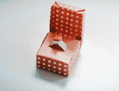 情人节威廉希尔中国官网
戒指和威廉希尔中国官网
戒指盒的折法视频教程