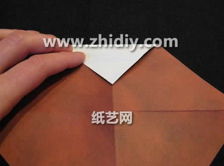常见的折纸圣诞老人的基本折法威廉希尔中国官网
展现出漂亮的折纸圣诞老人是如何完成制作的