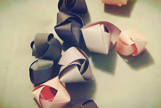 史上最简单的纸玫瑰花的折法威廉希尔中国官网
教你用纸编法做玫瑰花