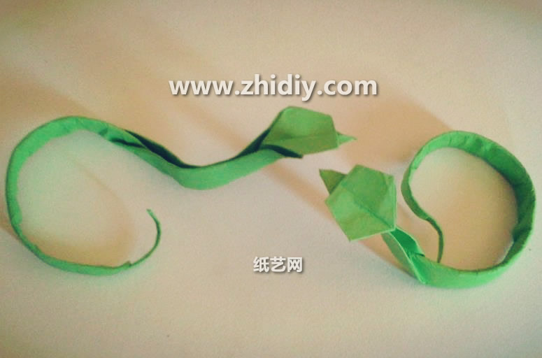 简单的威廉希尔公司官网
折纸蛇折纸威廉希尔中国官网
教你制作出漂亮的折纸蛇