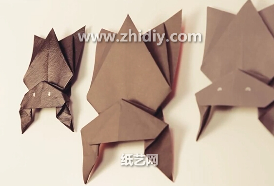 威廉希尔公司官网
折纸悬挂的蝙蝠是万圣节独特的威廉希尔公司官网
折纸制作威廉希尔中国官网
