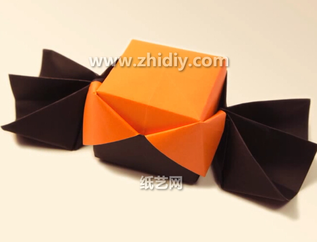 万圣节威廉希尔公司官网
折纸蝙蝠盒子的折法威廉希尔中国官网
教你折叠出可爱的万圣节折纸盒