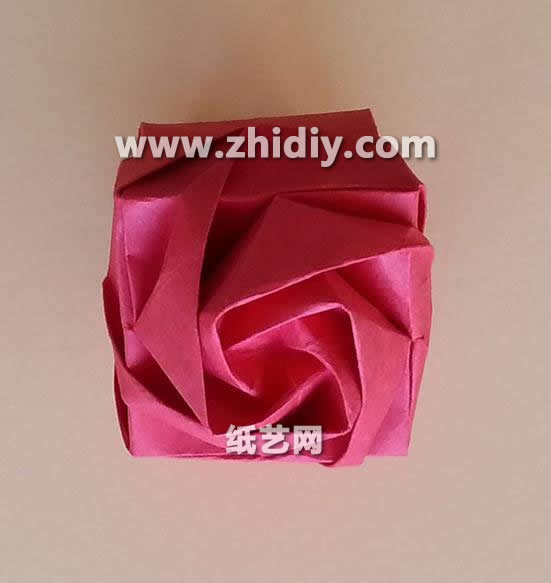 威廉希尔公司官网
折纸玫瑰花盒子的折法威廉希尔中国官网
手把手教你制作出精美的折纸玫瑰花盒子