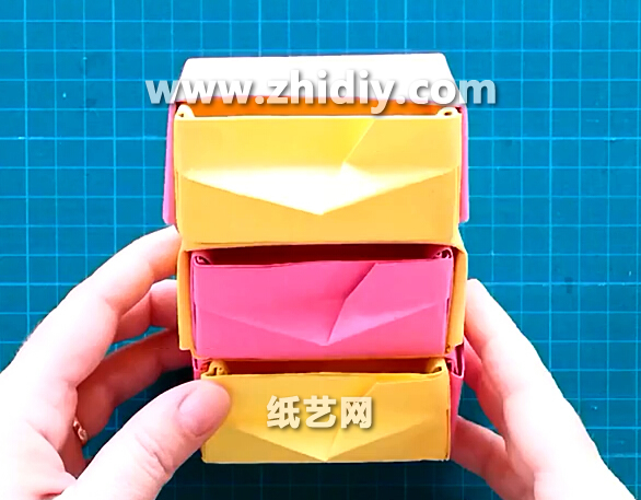 带抽屉的折纸收纳盒折法威廉希尔中国官网
手把手教你学习抽屉式折纸收纳盒