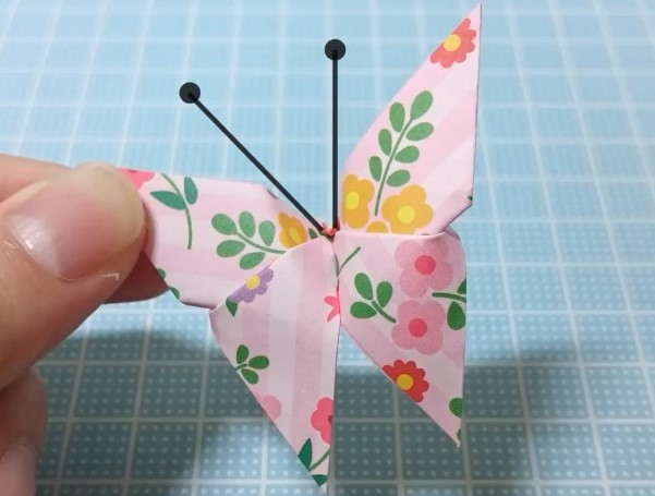 简单威廉希尔中国官网
蝴蝶的折法教程教你手工折蝴蝶