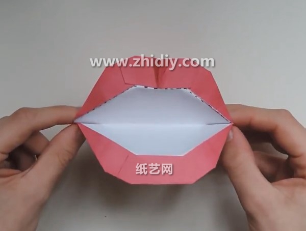 情人节的简单威廉希尔公司官网
折纸威廉希尔中国官网
手把手教你学习如何制作折纸烈焰红唇