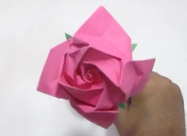 简单旋转折纸玫瑰的折法